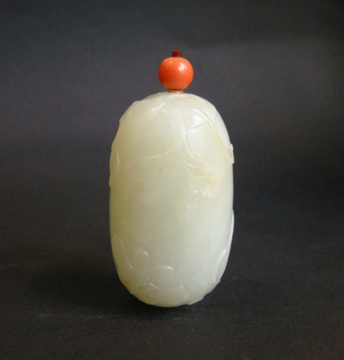 Jade snuff bottle in fruit shape